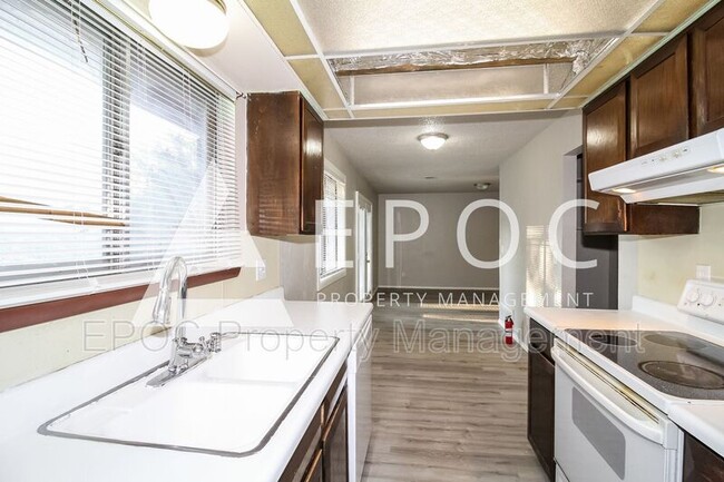 Building Photo - 409 Woodland Dr