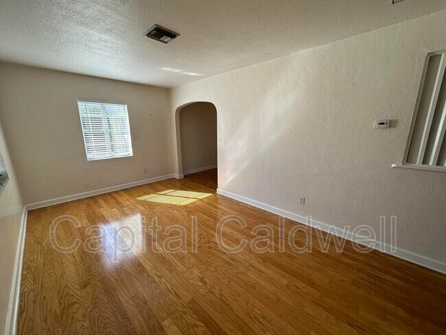 Building Photo - 18 N Meteor Ave