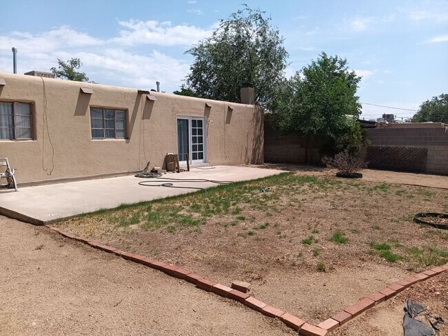 Building Photo - 3 Bedroom, 2-Bathroom in the NE Heights, Close to Everything.