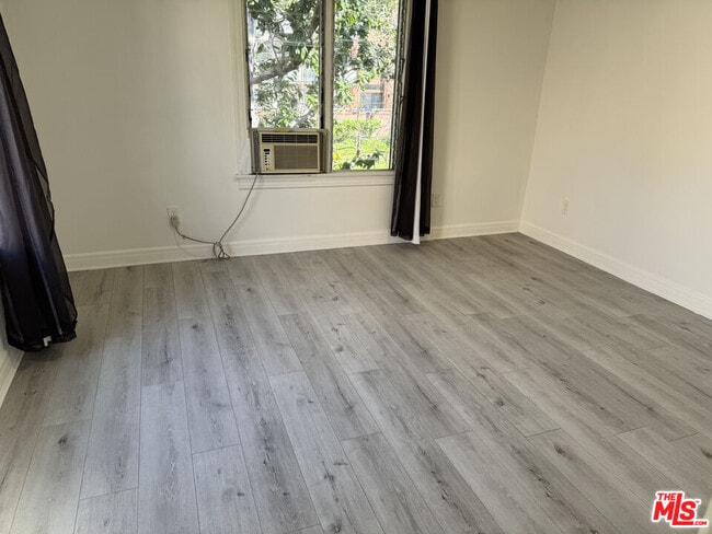 Foto del edificio - 243 N Swall Dr