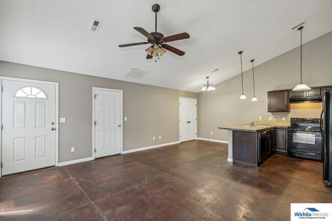 Foto del edificio - 3 bedroom, 2 bath duplex