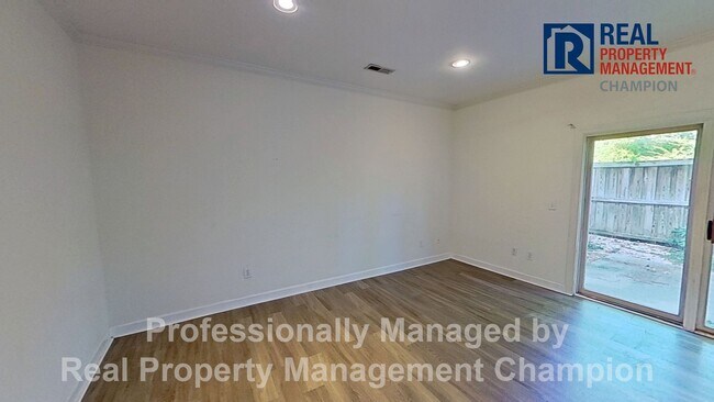 Foto del edificio - Adorable 2 BD Townhome with Private Patio