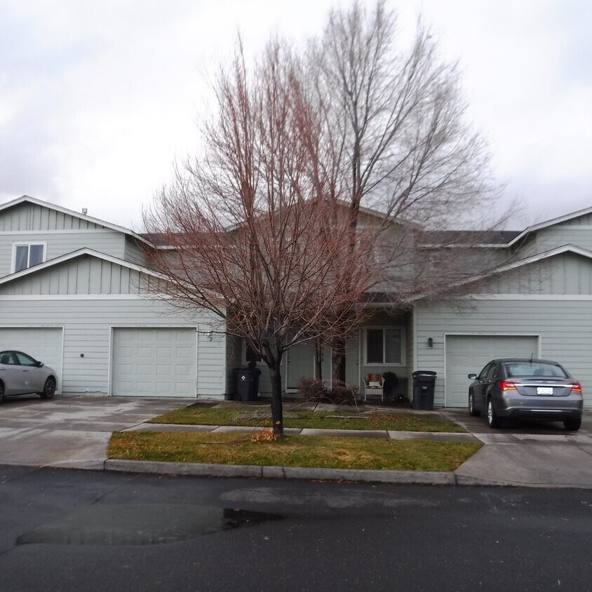 Foto principal - 2 Bed/2.5 Bath Unit Convenient to Old Mill...