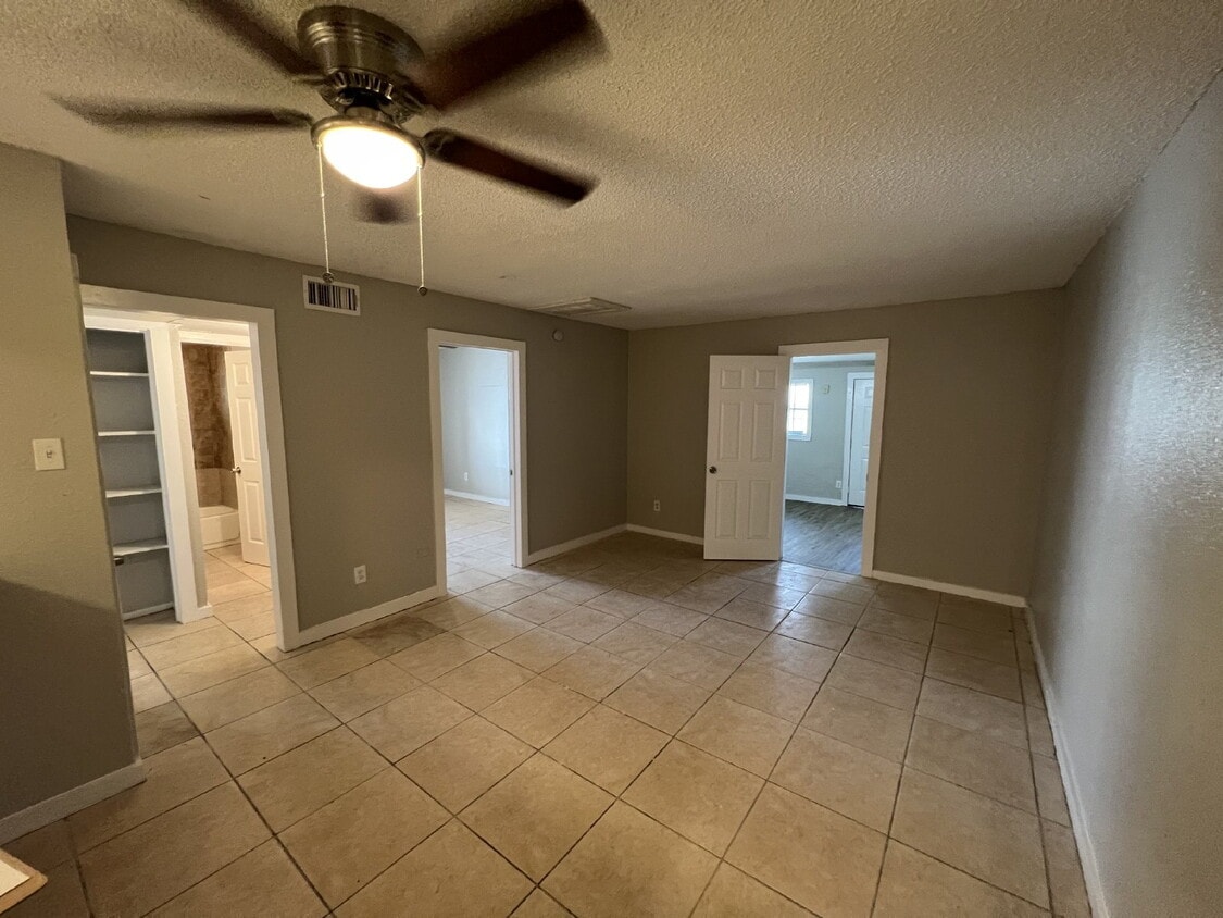 Primary Photo - Two Bed/1 Bath, Close to Downtown