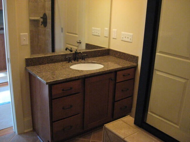 Foto del edificio - Cottage Near Greenway Available for Pre-Lease