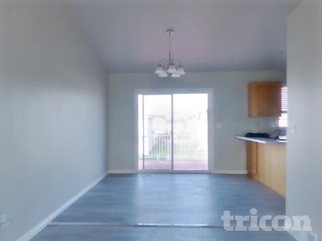 Foto del edificio - 5447 Midland Dr