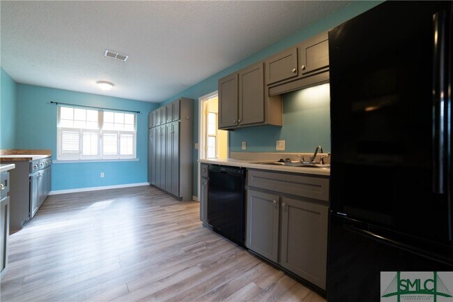 Building Photo - 2104 Walberg Dr
