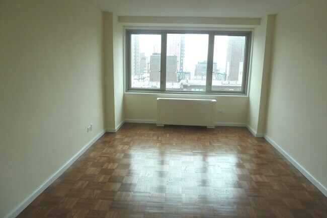 Building Photo - High Floor, Corner 2BR - 24Hr DM