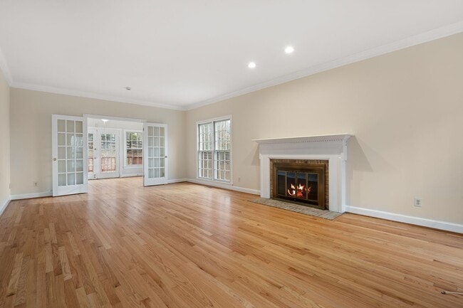 Building Photo - Very well maintained 5BR 4.5BA Colonial on 2.3 acres