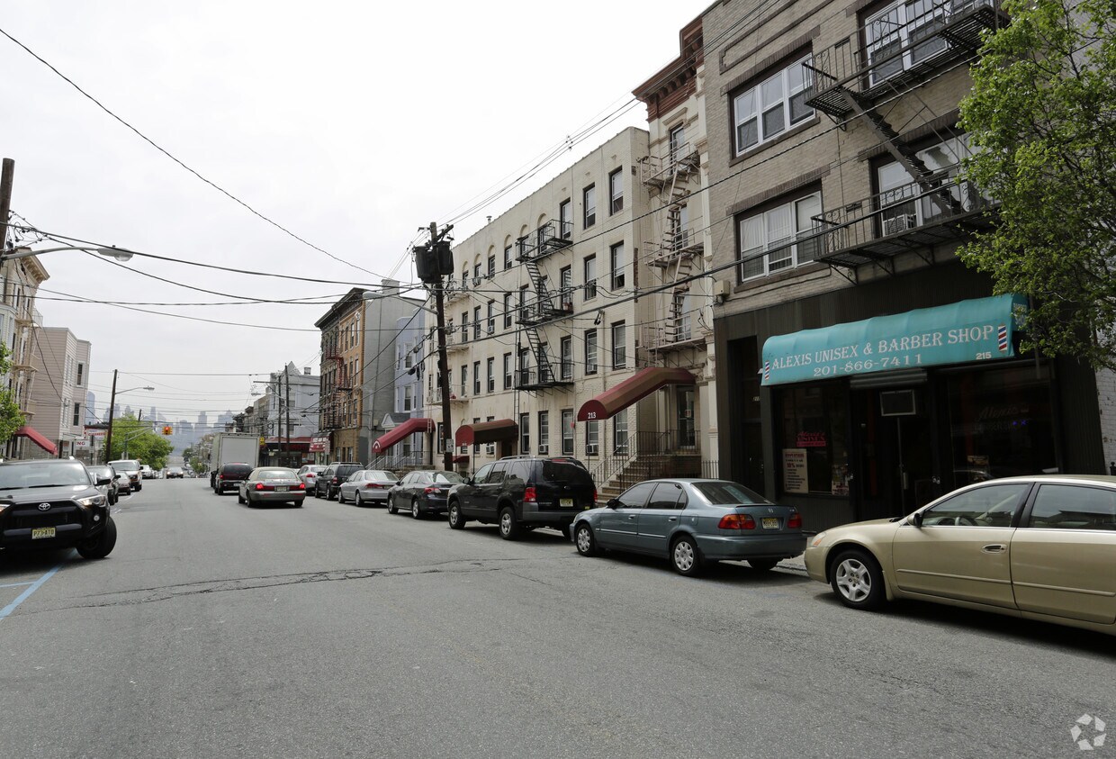Building Photo - 207 48TH St
