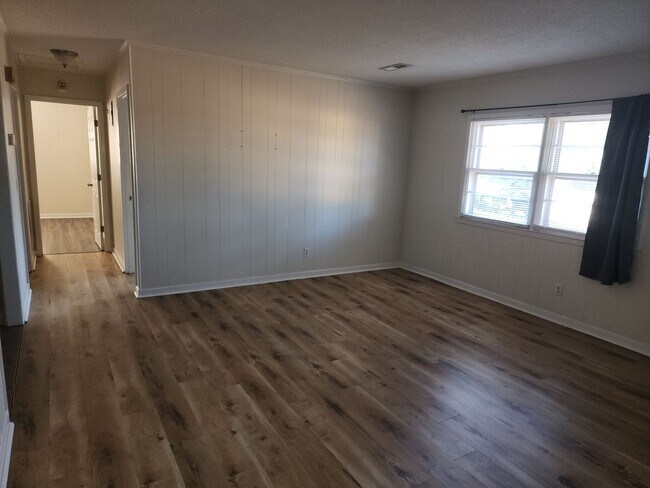 Building Photo - RENOVATED DUPLEX ~ AVAILABLE NOW