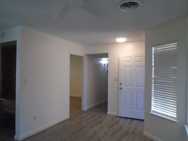 Foto del edificio - MOVE IN SPECIAL....$2825 MOVES YOU IN.    ...