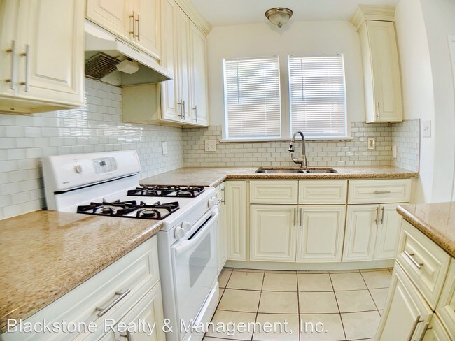 Foto del edificio - 3740 1/2-3529 1/2 W 115th St