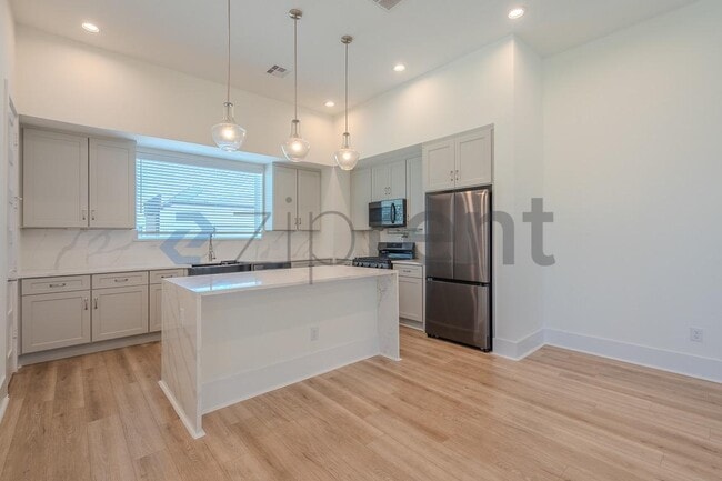 Building Photo - Unit Unit E