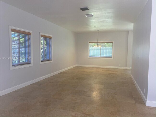 Foto del edificio - 130 Palm Desert Ln