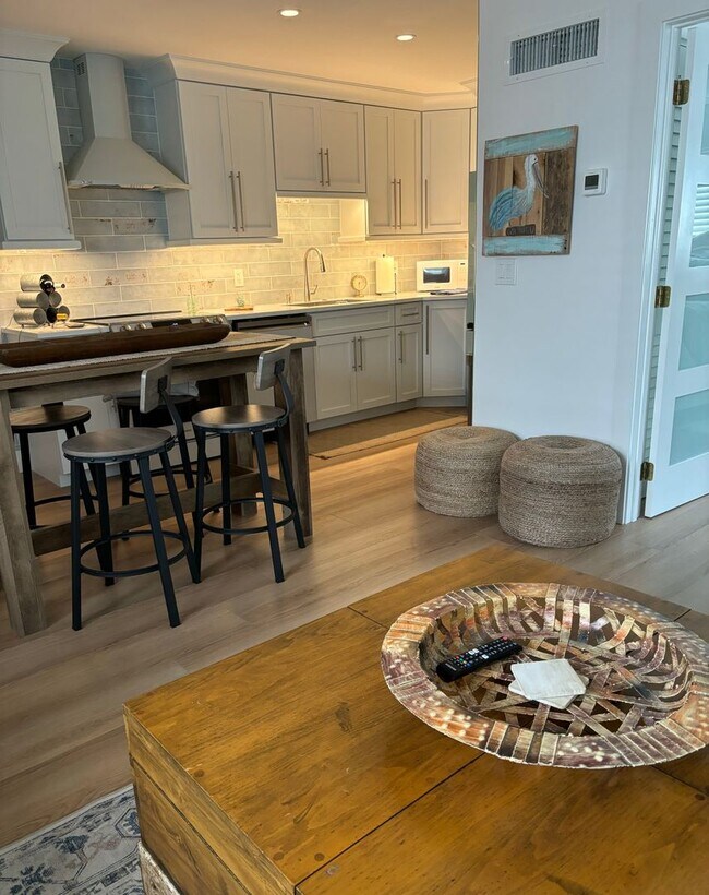 Foto del edificio - Charming Newly Renovated 1-Bedroom Bungalo...