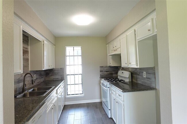 Foto del edificio - 7215 Haverton Dr