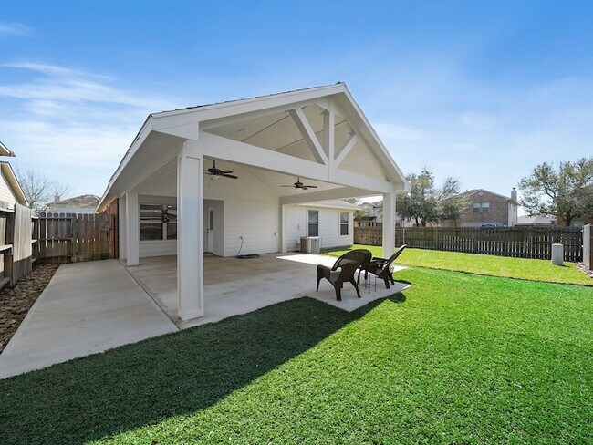 Foto del edificio - 3301 Clover Hill Ln