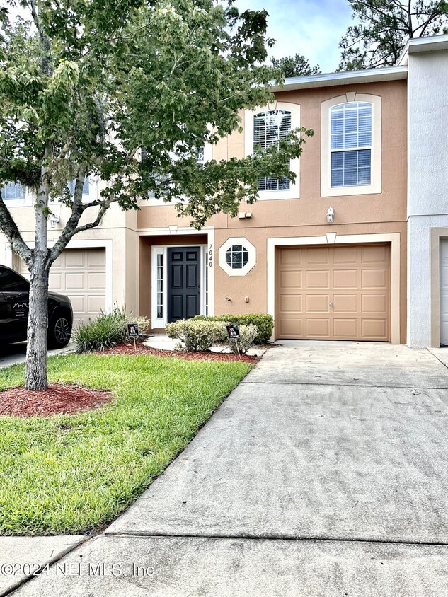 Foto principal - 7040 St Ives Ct