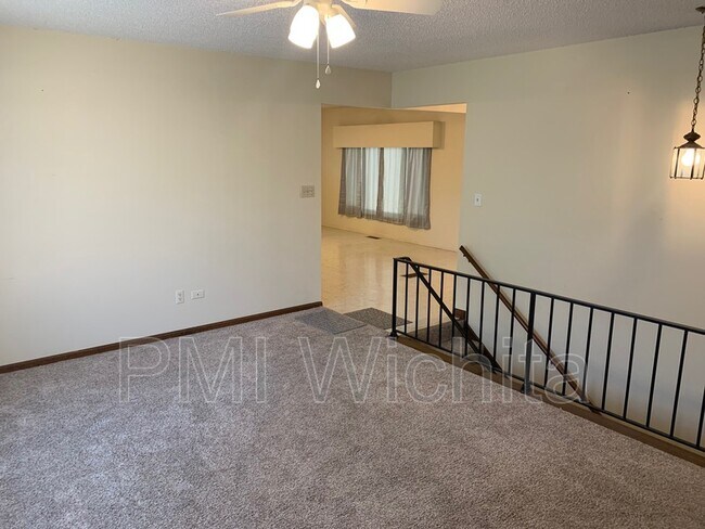 Building Photo - 201 N Willow Dr