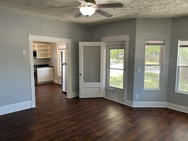 Living/Bedroom SE - 5202 Leighton Ave