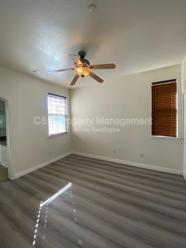 Foto del edificio - 24724 Ambervalley Ave