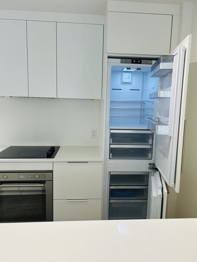 Building Photo - 1550 Rue Des Bassins
