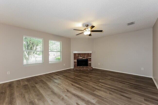 Foto del edificio - 1625 Creekridge Ct