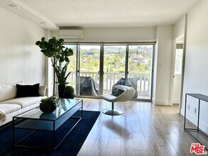 Building Photo - 999 N Doheny Dr