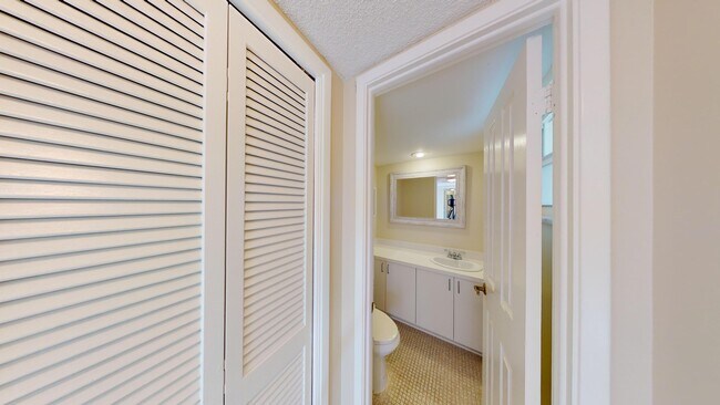 Building Photo - 3000 NE 48th Ct