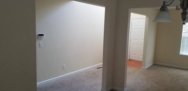 Main Hallway - 856 Hawthorn Ln