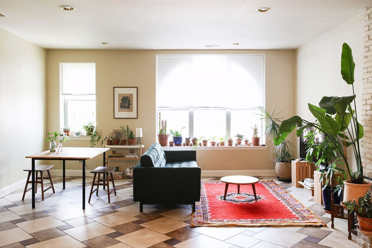 Primary Photo - Apartment in Reservoir Hill! - off street ...