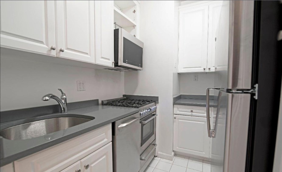 Primary Photo - 54 W 72nd St