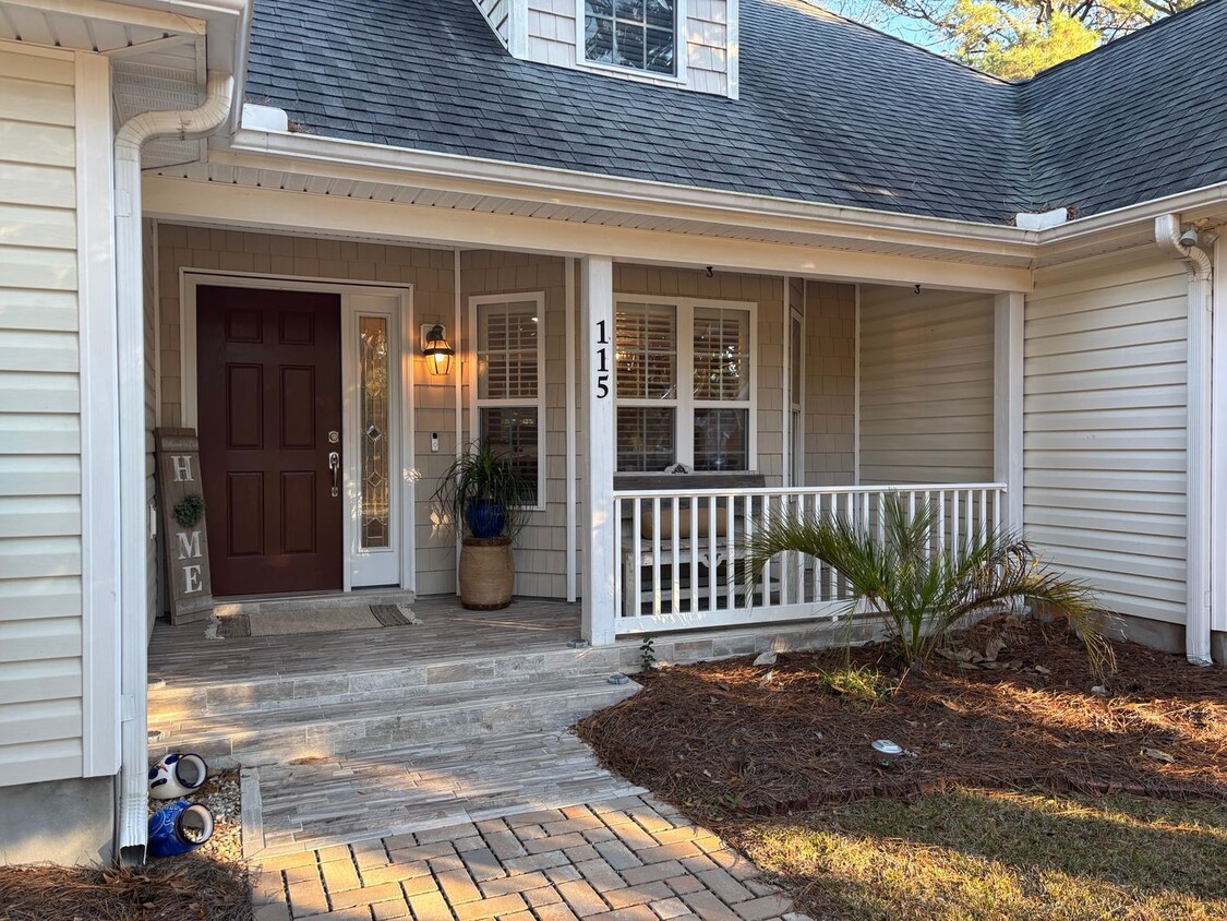 Foto principal - Gorgeous Furnished home in Morehead City!