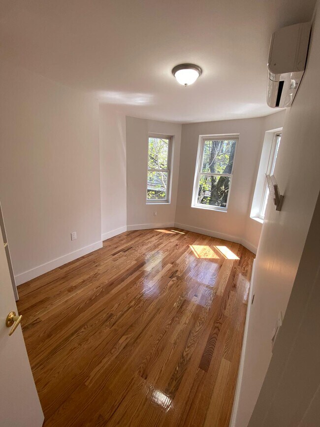 Foto del edificio - 351 E 26th St