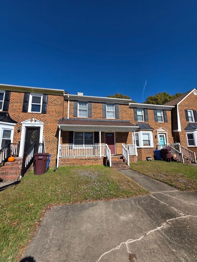 Foto principal - 3 BR 1.5 Bath Townhome located off Cedar road