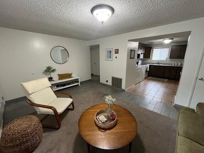 Foto del edificio - Remodeled 2 Bed 1 Bath, Apartment in Provo