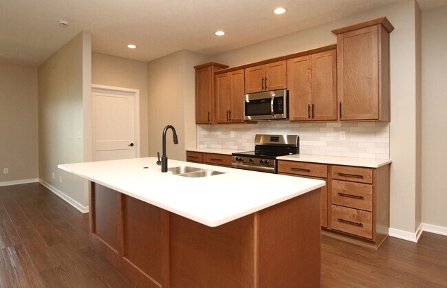 Building Photo - Almost NEW townhouse!