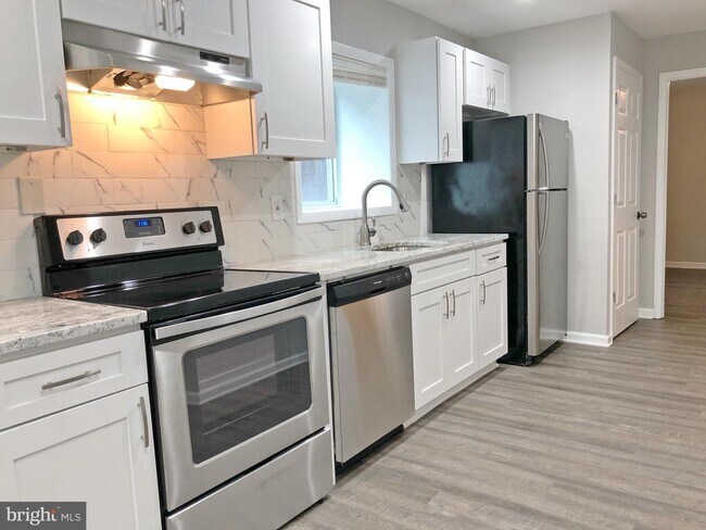 Building Photo - 48 E Reed Ave