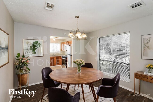 Foto del edificio - 7447 Woodland W Dr