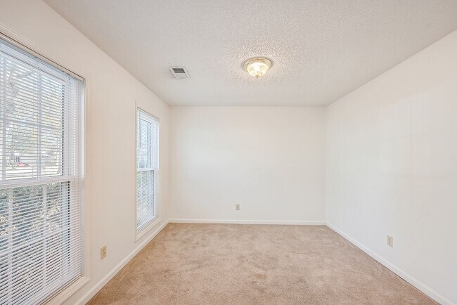 Foto del edificio - Colonial 3 BR/2.5 BA home is conveniently ...