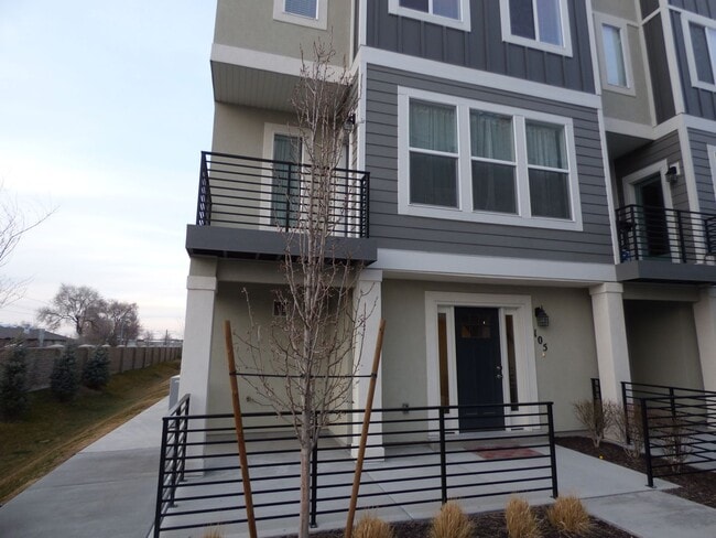 Foto del edificio - Great 3 Bd 2.5 Ba Townhome Rooftop Views