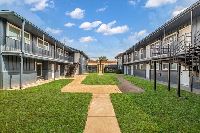 Building Photo - 4706 Yellowstone Blvd