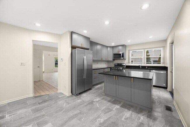 Building Photo - 1002 Hobson Dr