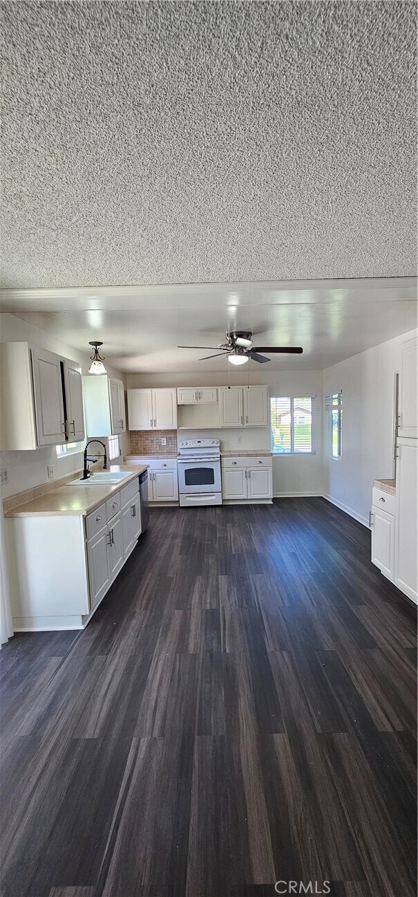 Foto del edificio - 22743 Miriam Way