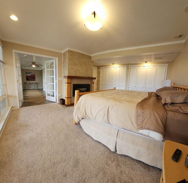 Building Photo - Lovely Views of Lake Washington - Private ...