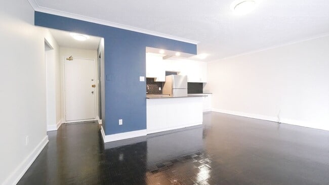 Building Photo - Balcony with Lakeview, 1 bedroom unit beautifully renovated.