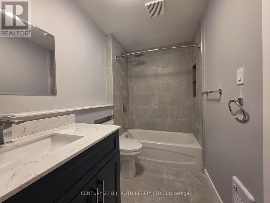 Building Photo - 82 Albert St N