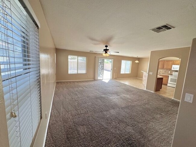 Building Photo - GREAT 4BEDROOM/3BATH HOME WITH ALL THAT YO...