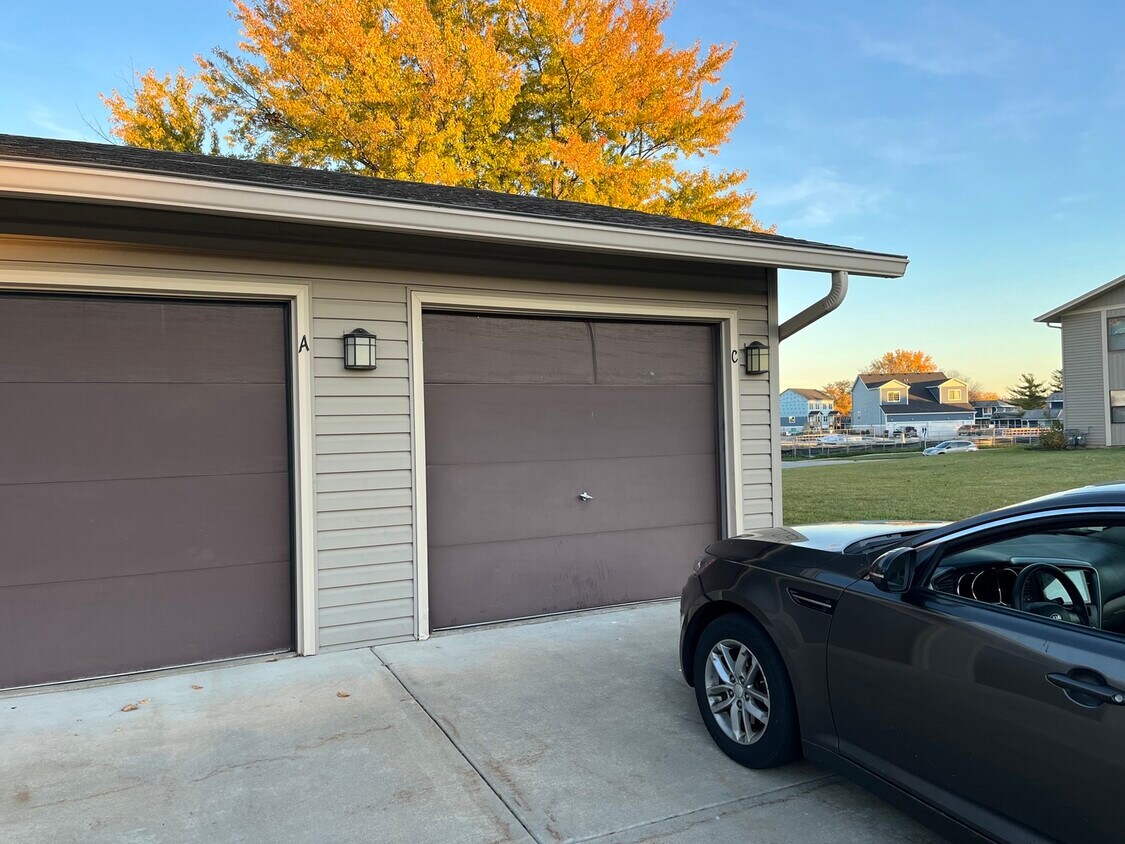 Foto principal - 5820 Wilshire Ct